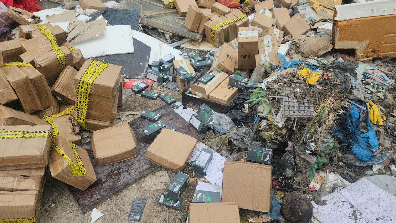 Mỹ phẩm không rõ nguồn gốc vứt ngổn ngang tại bãi rác tự phát ở Hà Nội - Ảnh 10