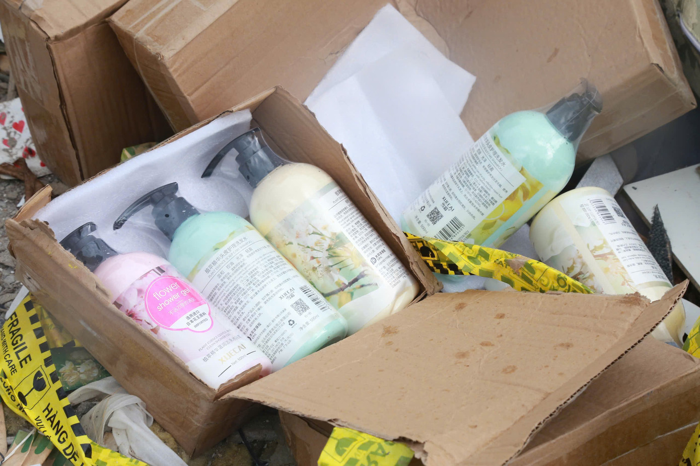 Mỹ phẩm không rõ nguồn gốc vứt ngổn ngang tại bãi rác tự phát ở Hà Nội - Ảnh 6