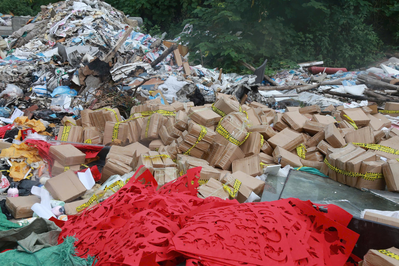 Mỹ phẩm không rõ nguồn gốc vứt ngổn ngang tại bãi rác tự phát ở Hà Nội - Ảnh 2