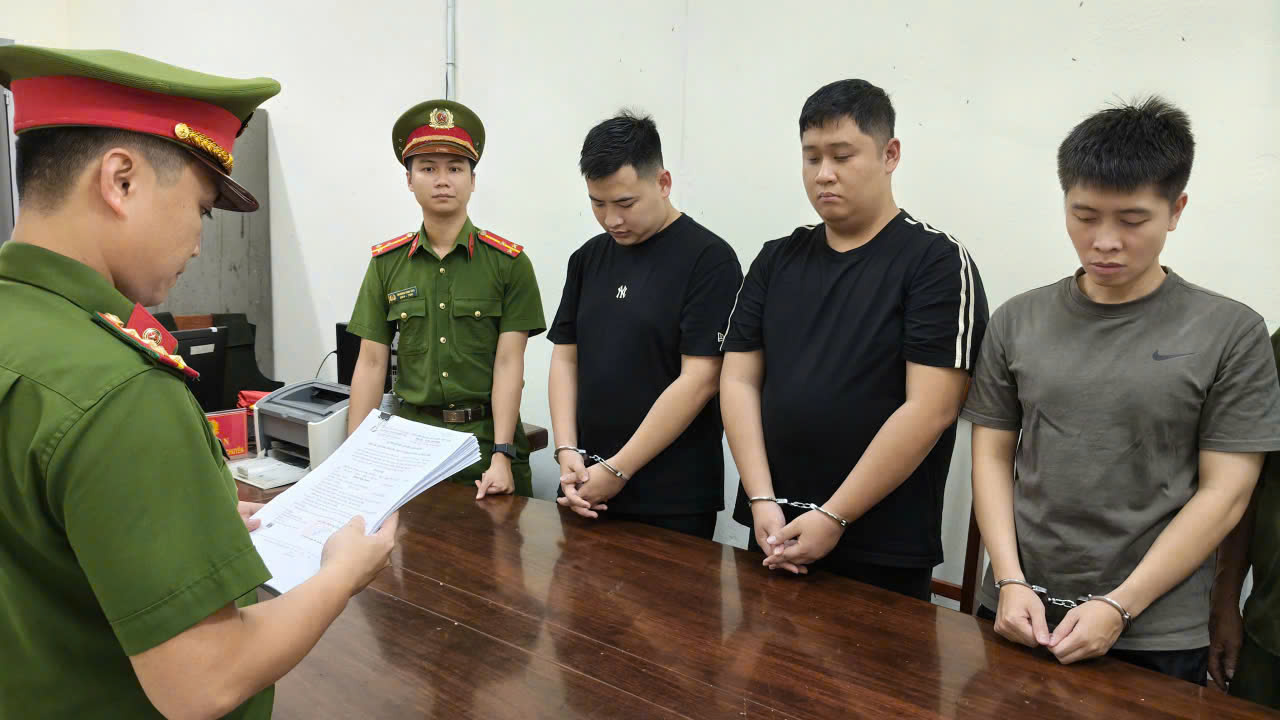 Bắt 3 đối tượng ẩn sau “nhóm VIP trên mạng xã hội”, thu giữ xe sang, phong tỏa số tiền lớn - Ảnh 1