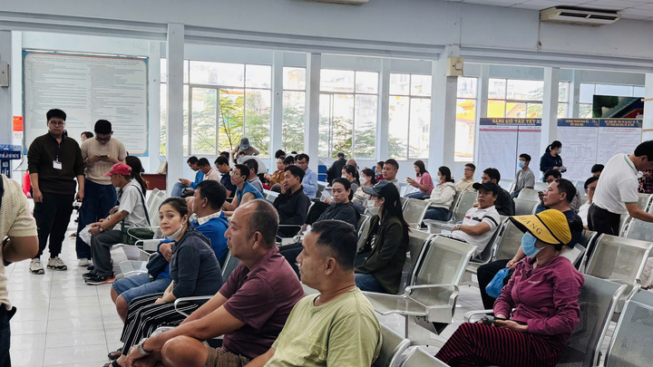 Giá đắt hơn năm ngoái, 22.000 vé tàu Tết 2026 vẫn bán hết chỉ trong buổi sáng - Ảnh 1