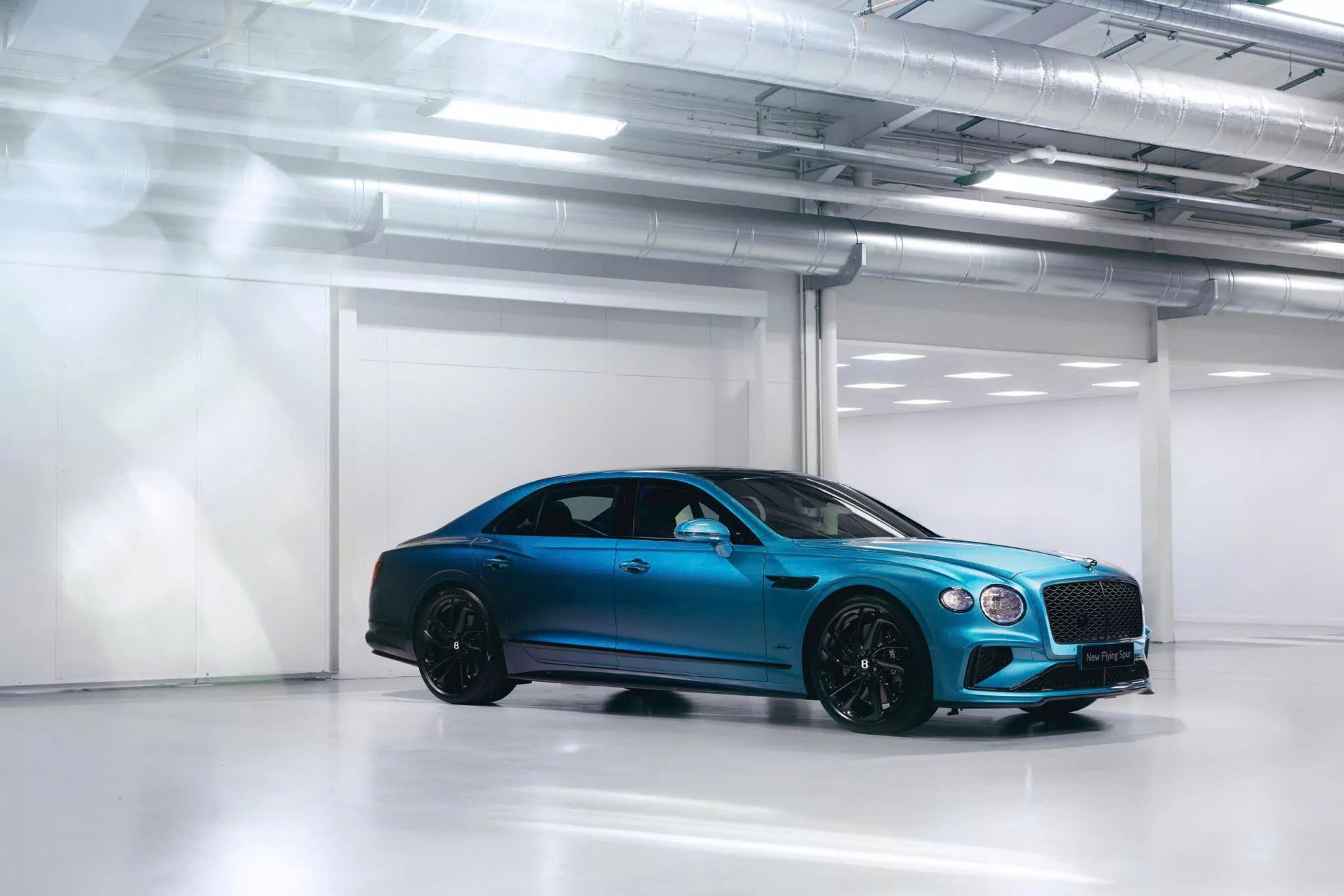Đắt như option xe siêu sang: Bentley có màu sơn mới mất 60 giờ để làm, giá quy đổi gần 1,8 tỷ đồng - Ảnh 1