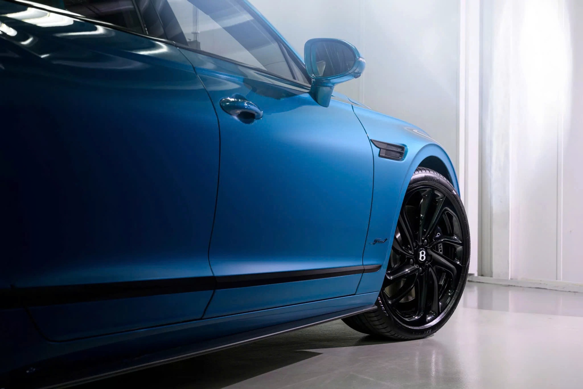 Đắt như option xe siêu sang: Bentley có màu sơn mới mất 60 giờ để làm, giá quy đổi gần 1,8 tỷ đồng - Ảnh 2