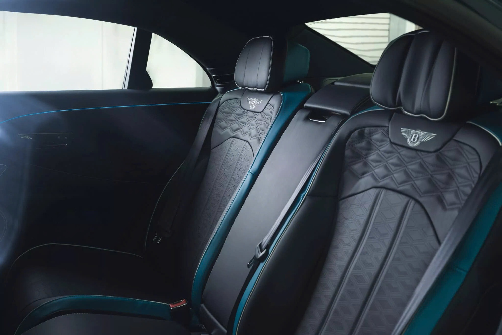 Đắt như option xe siêu sang: Bentley có màu sơn mới mất 60 giờ để làm, giá quy đổi gần 1,8 tỷ đồng - Ảnh 6