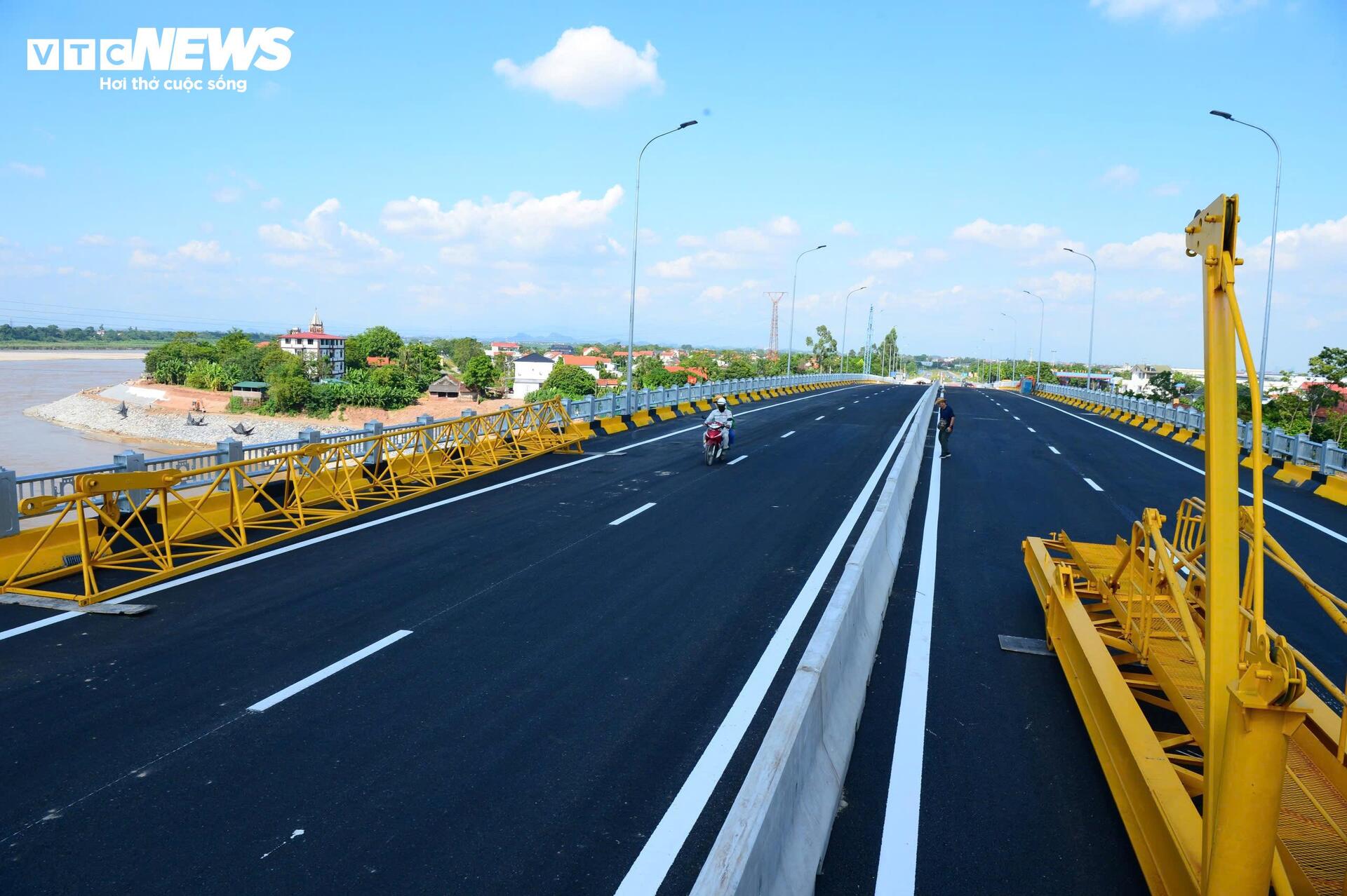 Diện mạo cầu Phong Châu nối hai bờ sông Hồng trước ngày thông xe - Ảnh 2