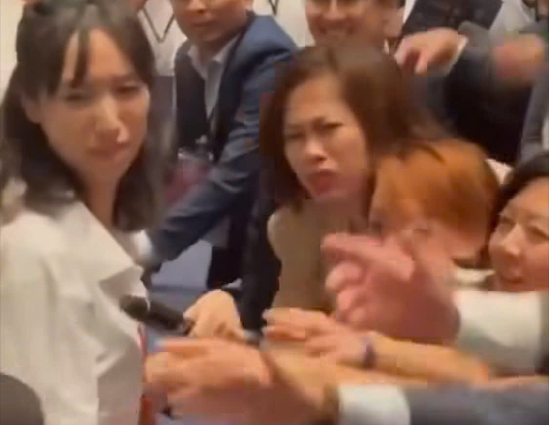 Góc nhìn của luật sư về vụ "nhảy lên bàn" để giật phiếu mua căn hộ ở phường Bình Dương - Ảnh 1