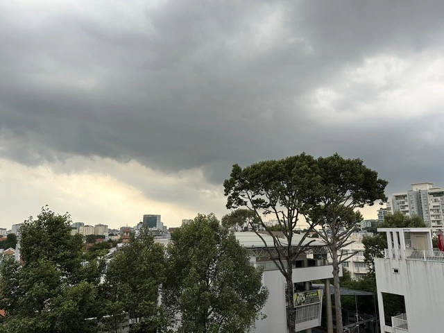 Cảnh báo về vùng áp thấp mới trên Biển Đông - Ảnh 1