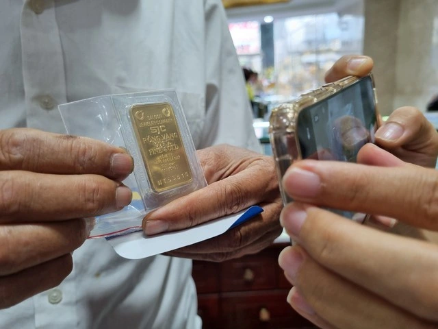 Giá vàng miếng SJC trở lại mức 135 triệu đồng/lượng, thế giới tăng thẳng đứng - Ảnh 1