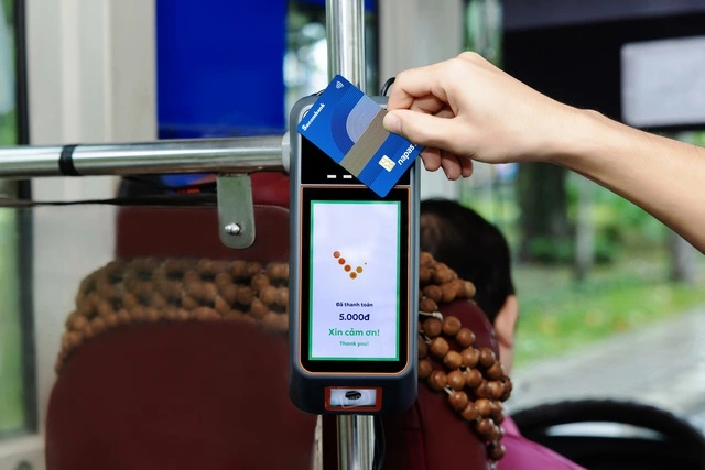 30 tuyến xe buýt tại TP.HCM thanh toán không tiếp xúc bằng thẻ Napas - Ảnh 1