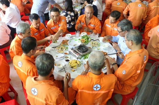 'Bữa cơm Công đoàn' gắn kết người lao động EVNGENCO3 - Ảnh 2