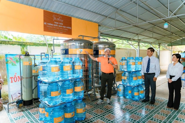 Doanh nhân TP.HCM lái xe tặng quà cho học sinh nghèo miền Tây - Ảnh 1