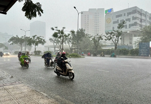 Ảnh hưởng bão số 8, TP.HCM mưa lớn như trút nước - Ảnh 3
