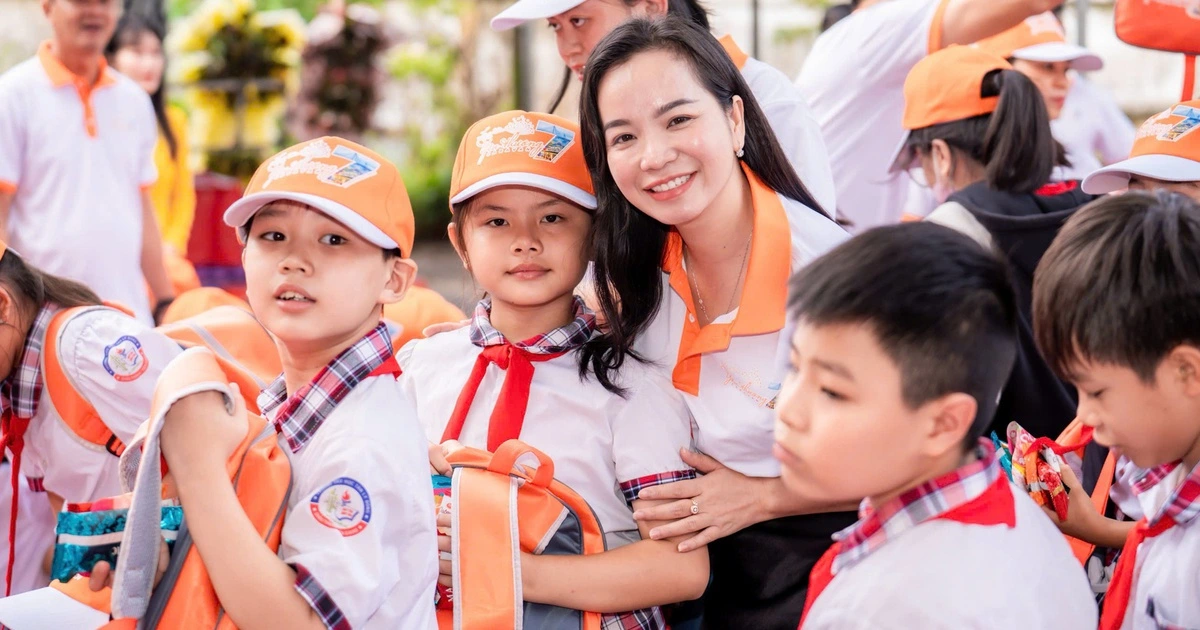 Doanh nhân TP.HCM lái xe tặng quà cho học sinh nghèo miền Tây