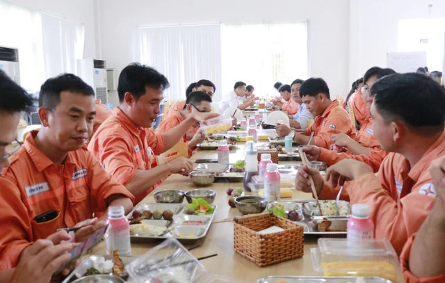 'Bữa cơm Công đoàn' gắn kết người lao động EVNGENCO3 - Ảnh 4