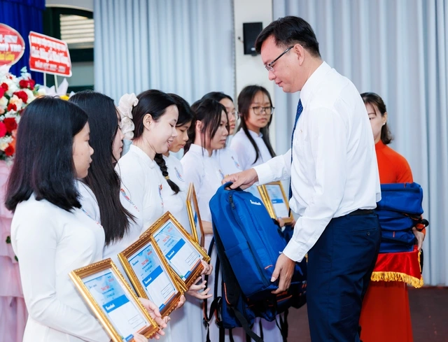 Sacombank ‘Ươm mầm cho những ước mơ’ - chung tay vun đắp thế hệ trẻ - Ảnh 8