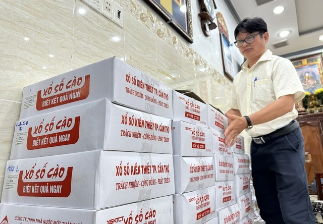 Mua vé số 'cào chơi', người đàn ông Đồng Tháp bất ngờ trúng độc đắc - Ảnh 2