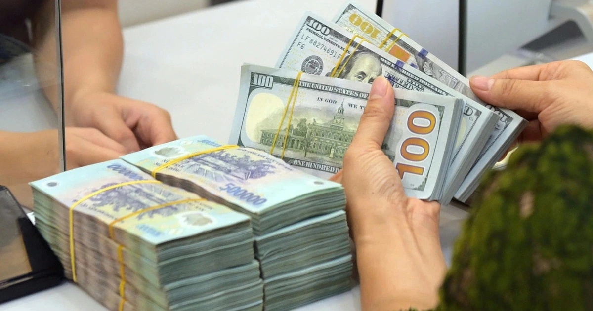Giá USD tăng, lãi suất chịu áp lực