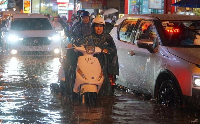 Bão Bualoi rất mạnh sắp đổ bộ vào nước ta - Ảnh 1