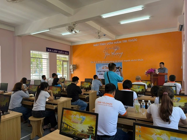 Doanh nhân TP.HCM lái xe tặng quà cho học sinh nghèo miền Tây - Ảnh 2