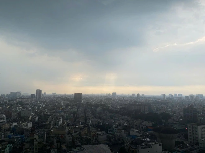 Chiều nay TP.HCM xuất hiện mây giông, sấm sét liên tục vì sao? - Ảnh 2