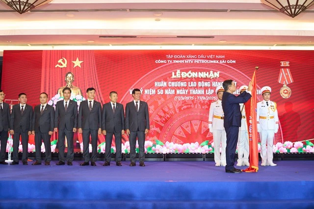 Petrolimex Sài Gòn nhận Huân chương Lao động hạng nhất trong ngày tròn 50 tuổi - Ảnh 3