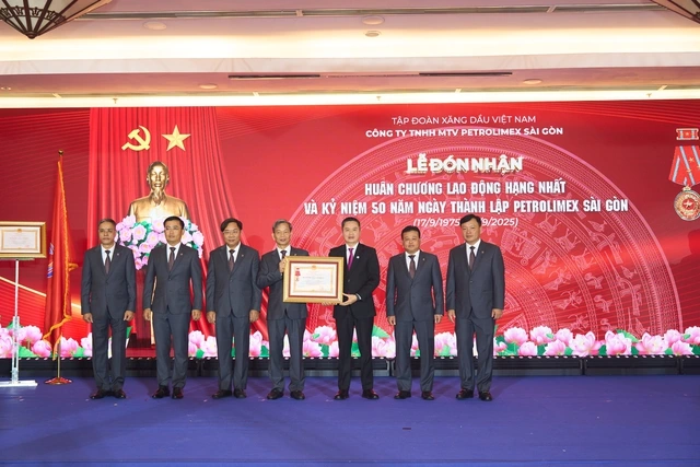 Petrolimex Sài Gòn nhận Huân chương Lao động hạng nhất trong ngày tròn 50 tuổi - Ảnh 4