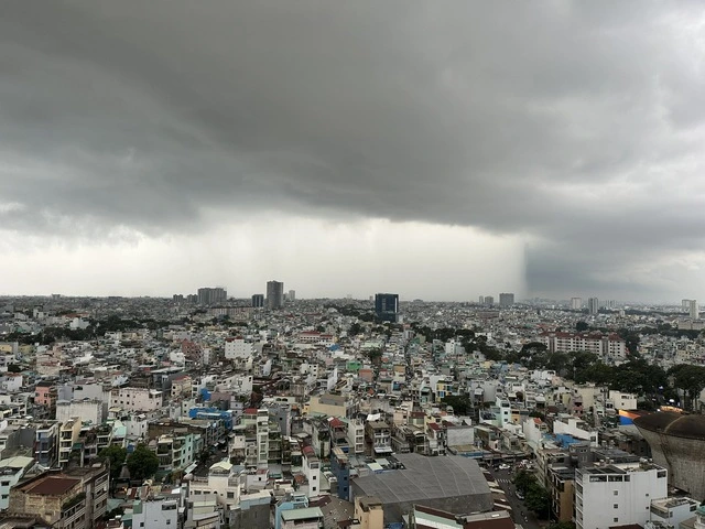 Ảnh hưởng bão số 8, TP.HCM mưa lớn như trút nước - Ảnh 5