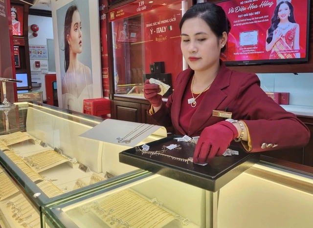 Giá vàng 'lên đồng', có cơ hội giảm không? - Ảnh 2