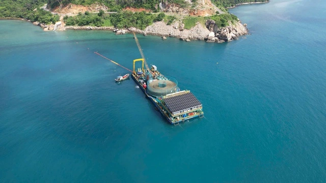 Cáp ngầm xuyên biển đưa điện ra Côn Đảo đóng điện - Ảnh 1