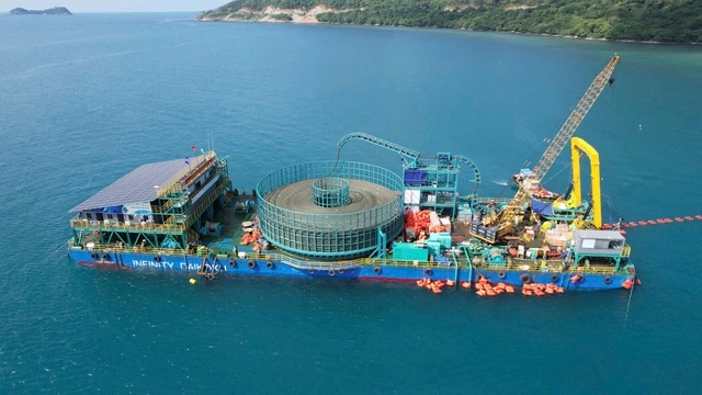Cáp ngầm xuyên biển đưa điện ra Côn Đảo đóng điện - Ảnh 2