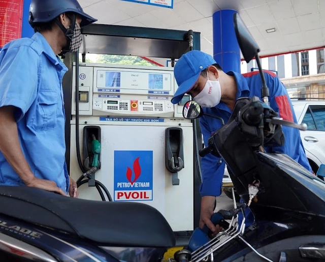 Giá xăng giảm, giá dầu tăng - Ảnh 1