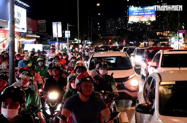 Nút giao Nguyễn Văn Linh - Nguyễn Hữu Thọ ùn tắc liên miên, Sở Xây dựng nói gì? - Ảnh 2