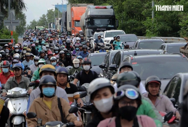 Nút giao Nguyễn Văn Linh - Nguyễn Hữu Thọ ùn tắc liên miên, Sở Xây dựng nói gì? - Ảnh 1