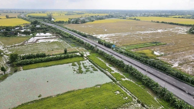 Đường 'ổ gà' thành cao tốc huyết mạch ĐBSCL, xe chạy bon bon 90 km/giờ - Ảnh 3