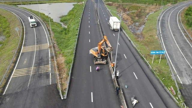Đường 'ổ gà' thành cao tốc huyết mạch ĐBSCL, xe chạy bon bon 90 km/giờ - Ảnh 1