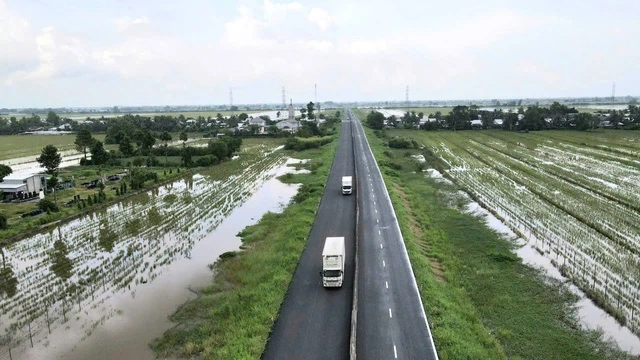 Đường 'ổ gà' thành cao tốc huyết mạch ĐBSCL, xe chạy bon bon 90 km/giờ - Ảnh 2