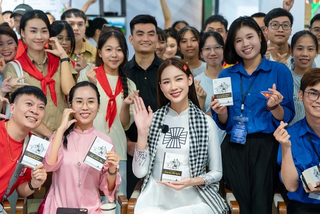 Các người đẹp tỏa sáng cùng Trung Nguyên Legend tại triển lãm A80 - Ảnh 1