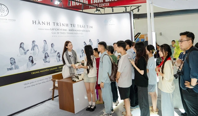 Các người đẹp tỏa sáng cùng Trung Nguyên Legend tại triển lãm A80 - Ảnh 2