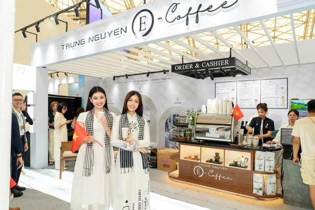 Các người đẹp tỏa sáng cùng Trung Nguyên Legend tại triển lãm A80 - Ảnh 5