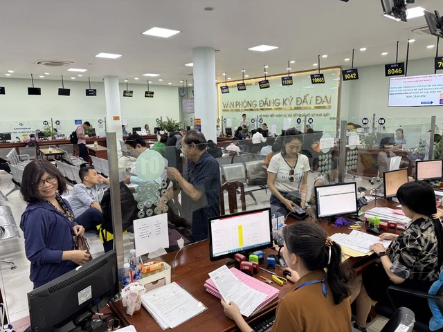 Dân gặp khó vì tiền sử dụng đất quá cao - Ảnh 1