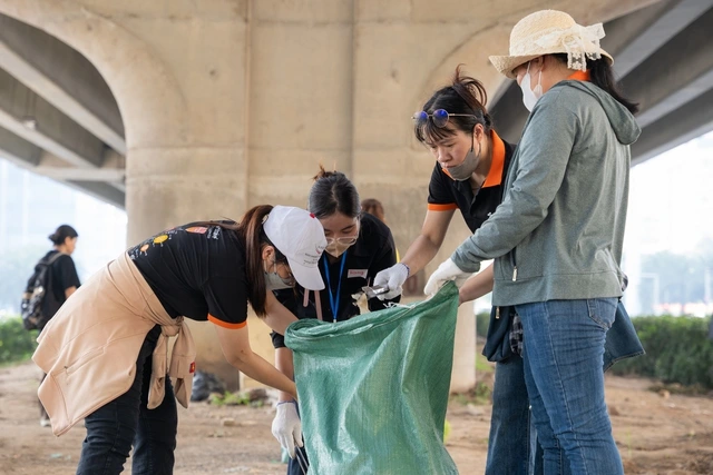 Người Việt, người nước ngoài thu gom hàng tấn rác thải trên đường phố - Ảnh 1