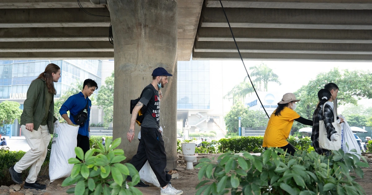 Người Việt, người nước ngoài thu gom hàng tấn rác thải trên đường phố