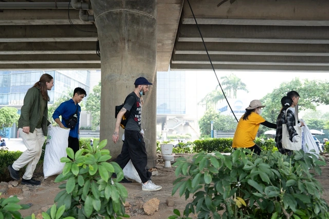 Người Việt, người nước ngoài thu gom hàng tấn rác thải trên đường phố - Ảnh 2