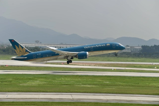 4 sân bay tạm ngưng, hàng loạt chuyến bay bị hủy vì bão số 10 Bualoi - Ảnh 1