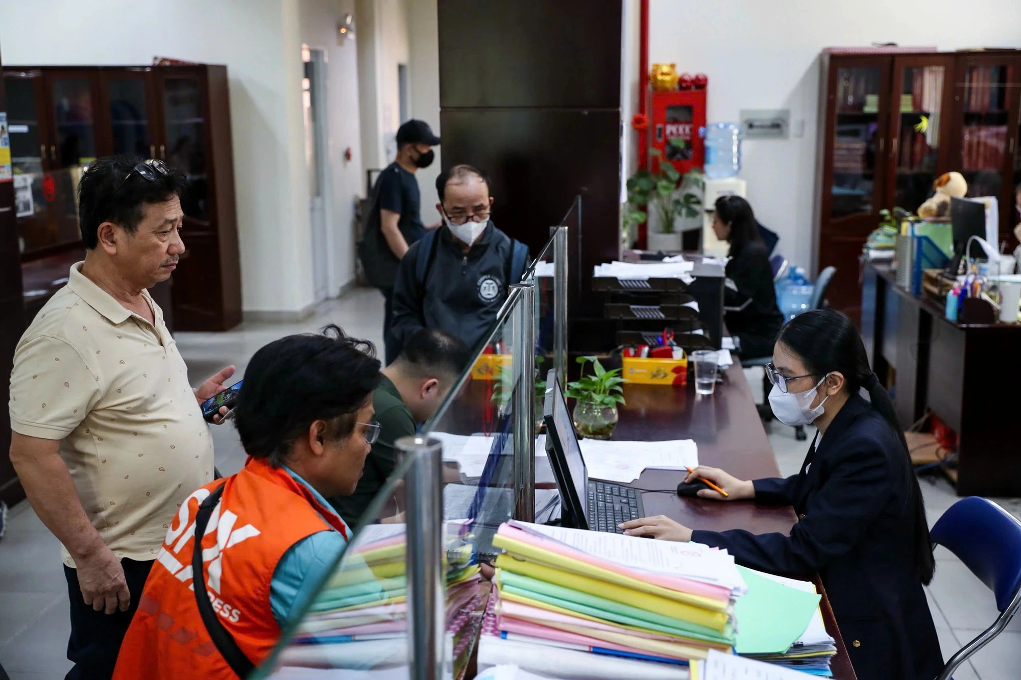 Người làm công ăn lương vẫn nặng gánh vì thuế - Ảnh 1