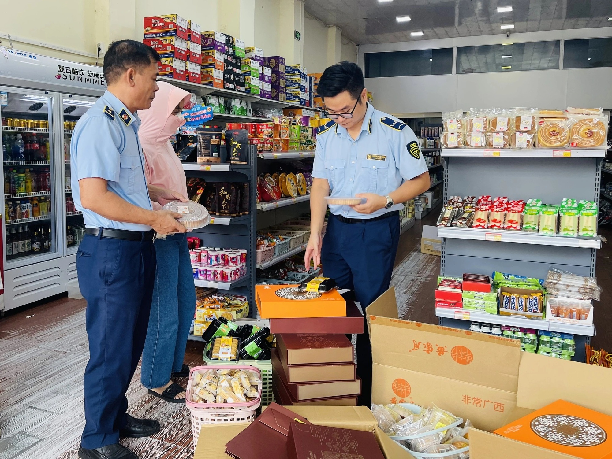 Thực phẩm không nhãn mác len lỏi mùa Trung thu - Ảnh 1