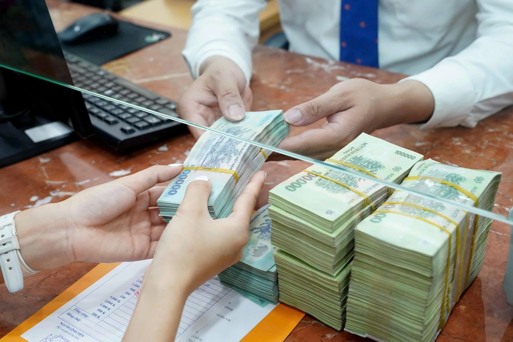 Ngăn chặn hàng ngàn tỉ đồng giao dịch đáng ngờ - Ảnh 1