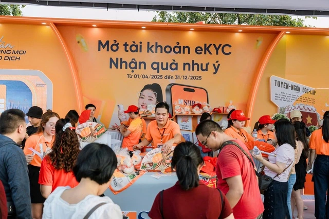 V Fest tưng bừng, giới trẻ check-in tại ‘góc sống ảo’ của SHB - Ảnh 1