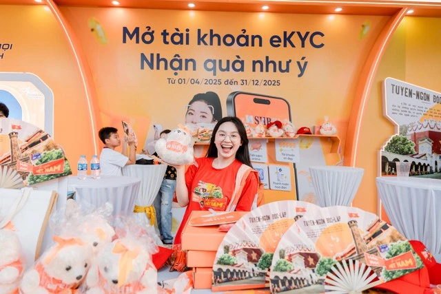 V Fest tưng bừng, giới trẻ check-in tại ‘góc sống ảo’ của SHB - Ảnh 3