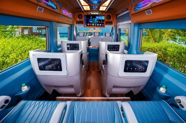 Thuê xe Limousine ghế Boeing mát-xa trọn gói nâng tầm du lịch hiện đại - Ảnh 1